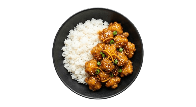 Prato de orange chicken com gohan no Osakaya, comida asiática quente em Bela Vista, caminhando perto da Avenida Paulista.